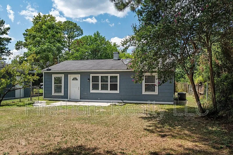 3 bed, 1.0 bath, 1016 sqft, $1,350 — Photo 2