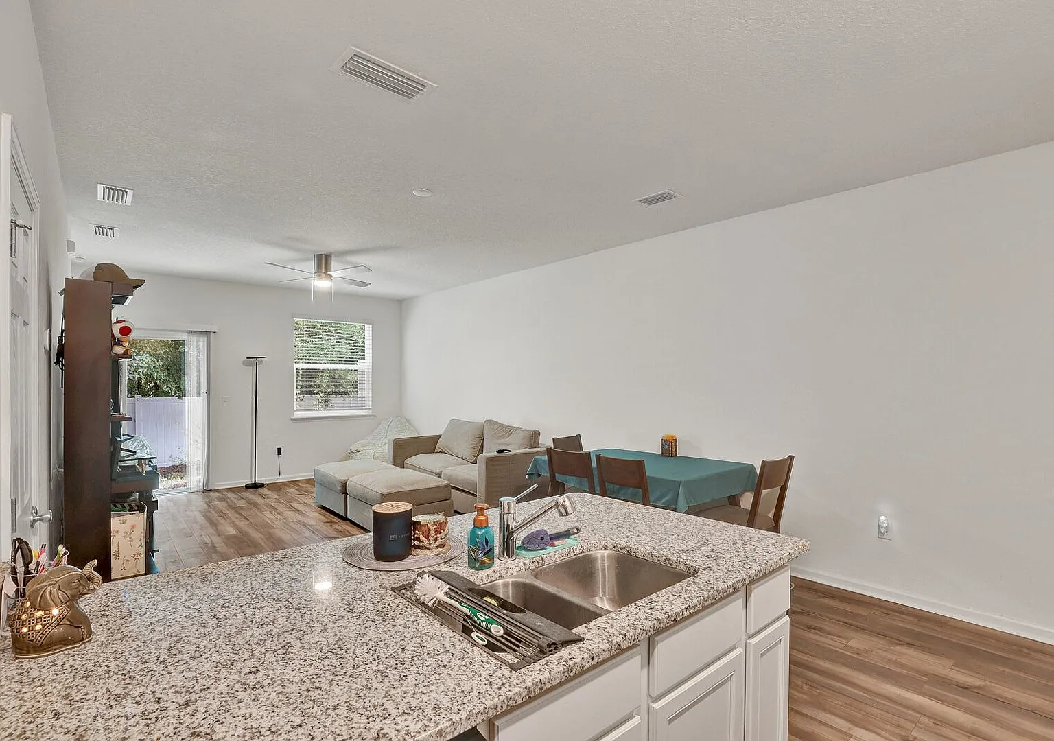 Like new 2 bedroom/ 2.5 bathroom townhome in Mandarin! — Photo 4