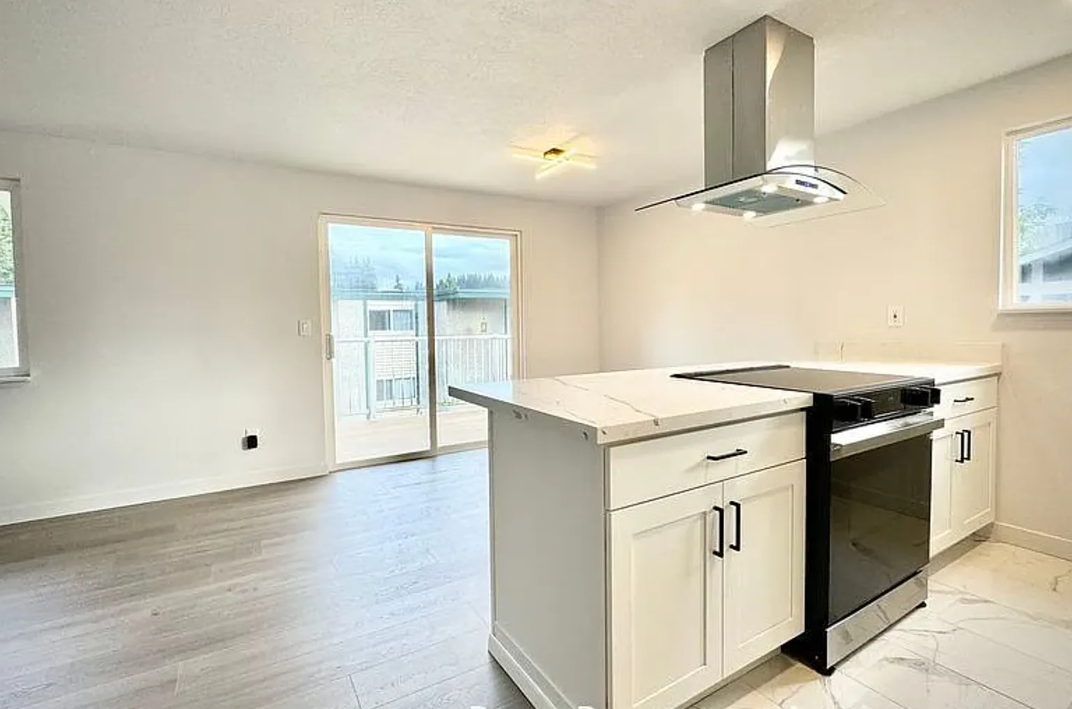2 bed, 950 sqft, $2,100 — Photo 1