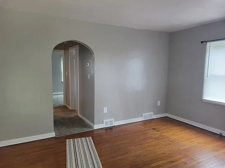 526 E Division St — Photo 1