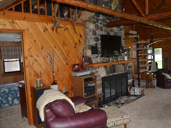Livingroom w/fireplace