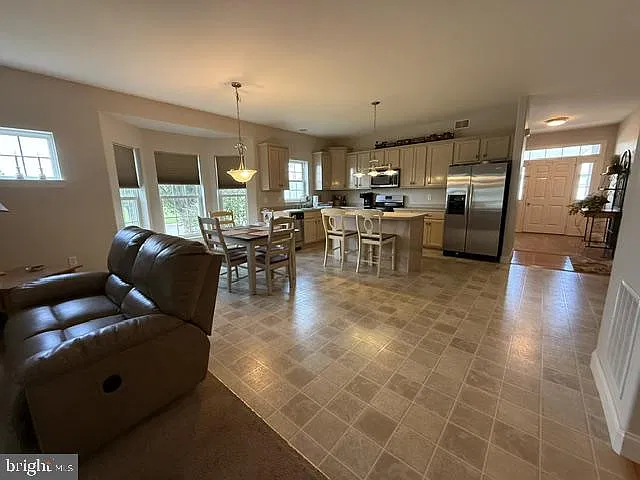 3 bed, 2.0 bath, 2574 sqft, $1,995 — Photo 4
