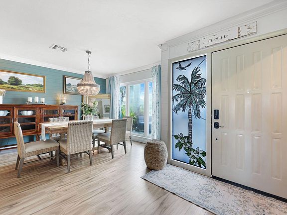 4th image of 391 Torrey Pines Point