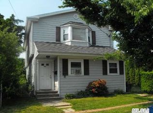 190 9th St, Hicksville, NY 11801