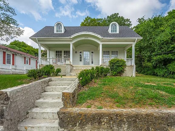 3rd image of 2909 E Crescent Cir