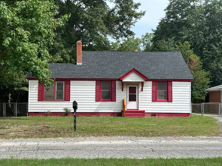 411 E Charlotte Ave — Photo 1
