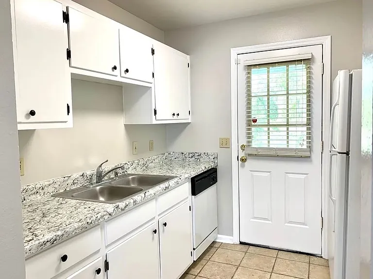 2208 Timberwood Cir S — Photo 7