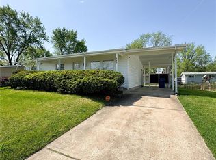 440 Raven Ln, Florissant, MO 63031