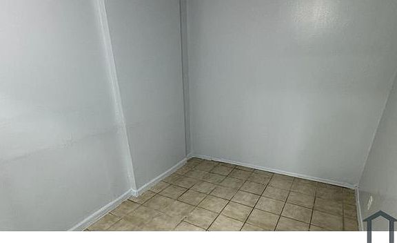 3rd image of 61 W 181st St Room 1