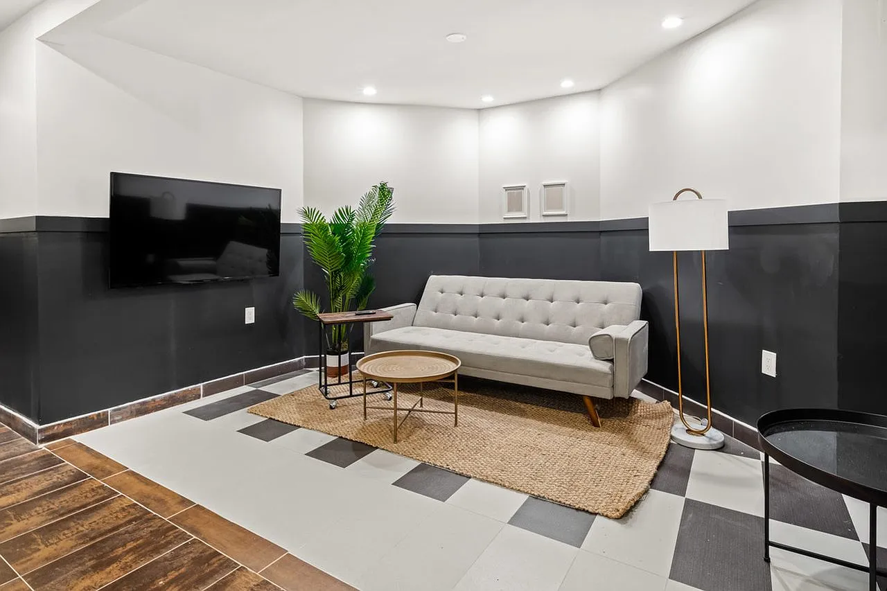 Harmonious ROOM at The Clark House — Photo 4