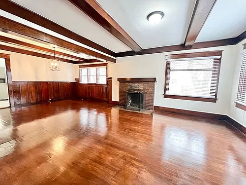 Charming 2 Bed / 2 Bath Apartment on Ocean Blvd Garage Included Photo 1