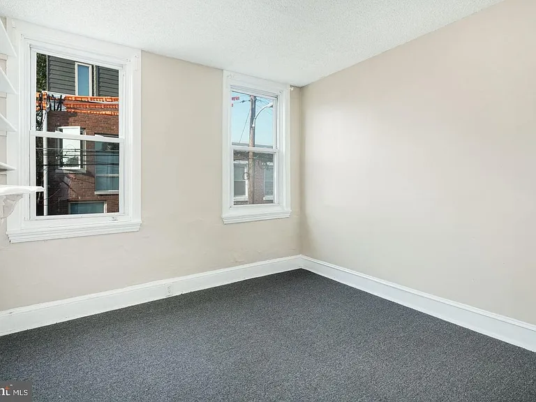 430 E Flora St — Photo 6