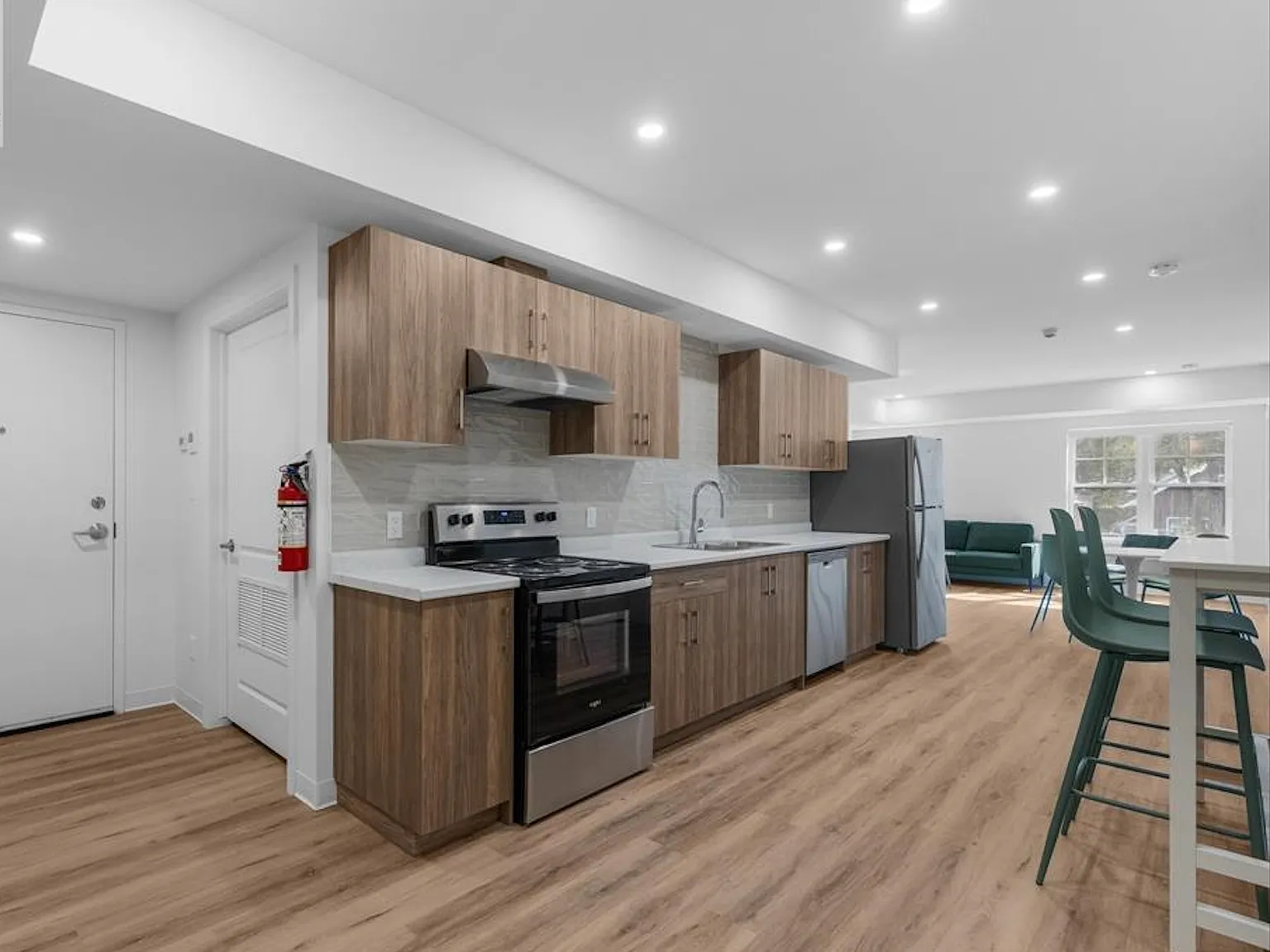 4 bed, $3,800 — Photo 3