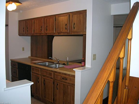 3rd image of 4757 Ledgewood Dr Unit 9C
