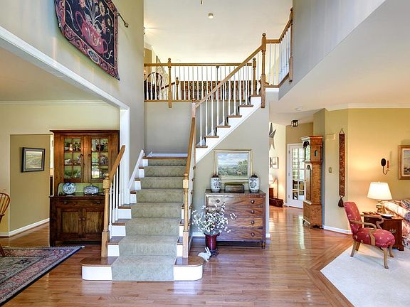 3rd image of 105 Charlestown Hunt Dr