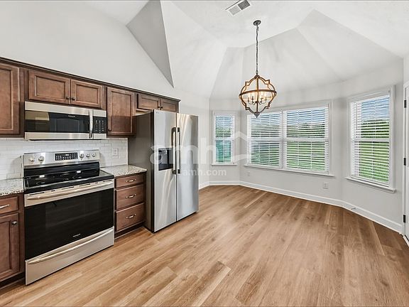 3rd image of 2913 Dusenburg Dr