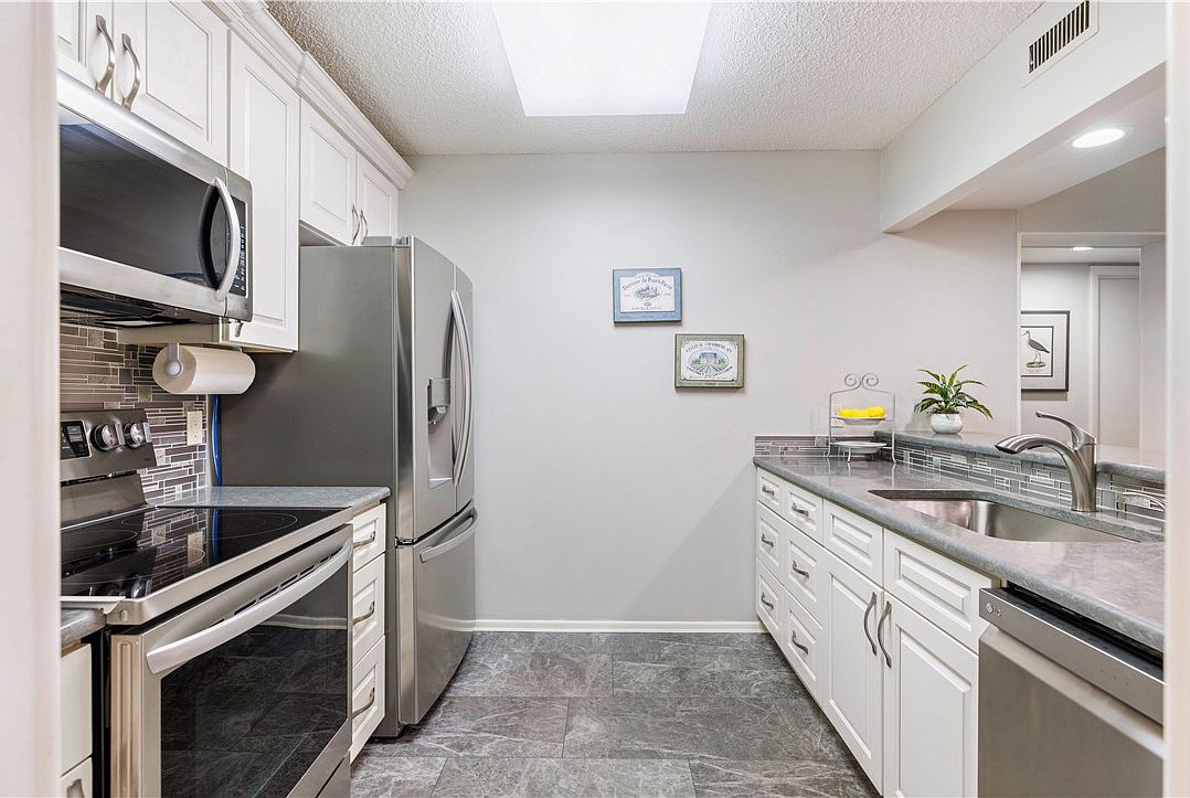 11 Plantation Dr APT 204