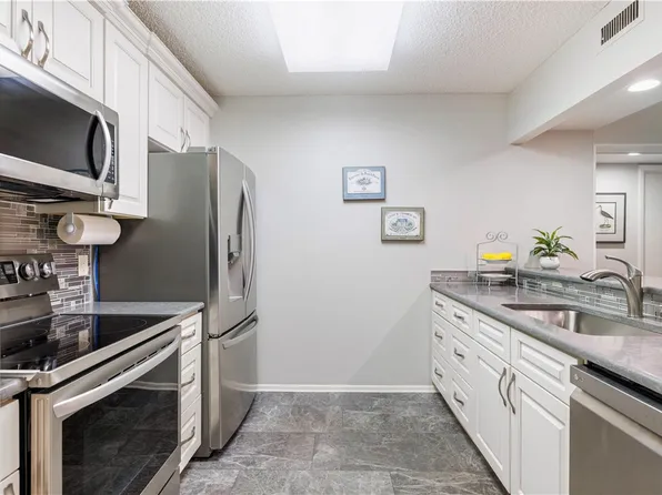 11 Plantation Dr APT 204, Vero Beach, FL 32966