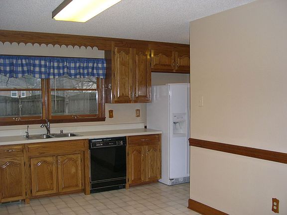 Nice cabinets and appliances.