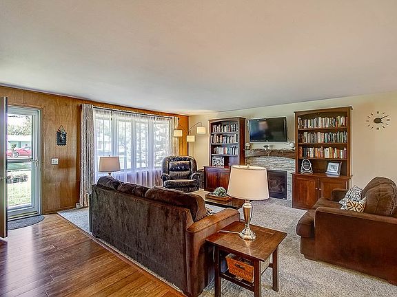 3rd image of 5973 Woodland Dr
