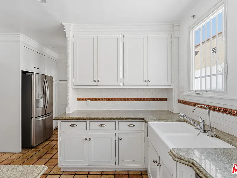 537 N Poinsettia Pl — Photo 9