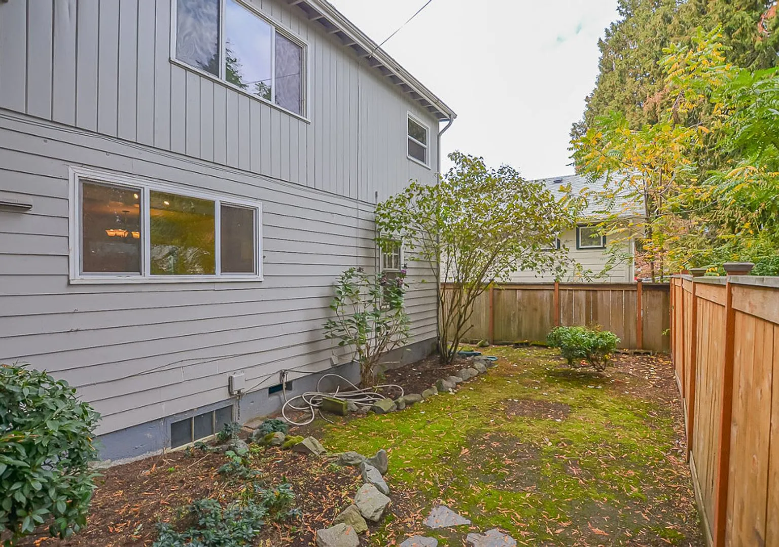 Spacious 4-Bedroom Home with Fireplace & Yard — Photo 4