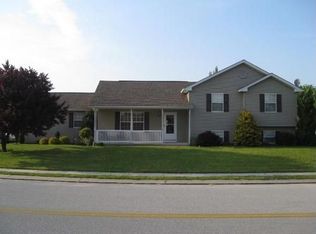 20 Christopher Lee Dr, New Oxford, PA 17350