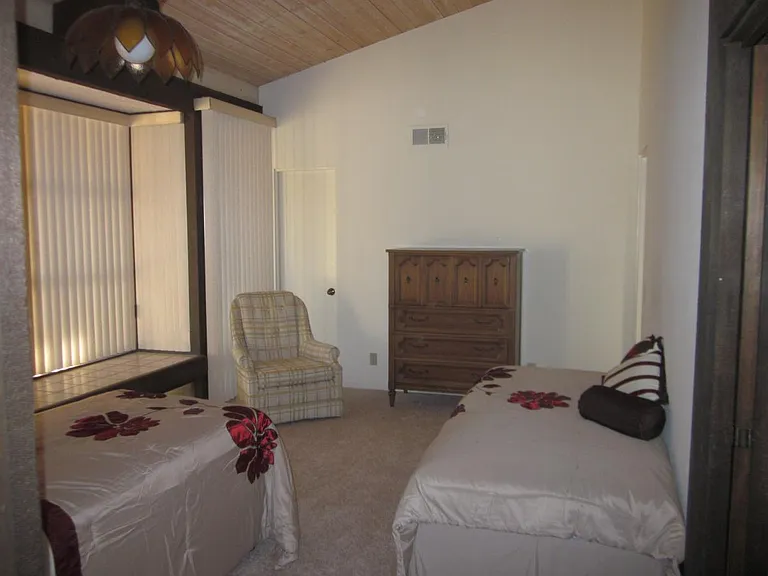 Bedroom 5 Den (2 Twins)