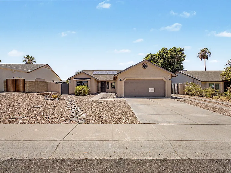 1301 E Taro Ln — Photo 4