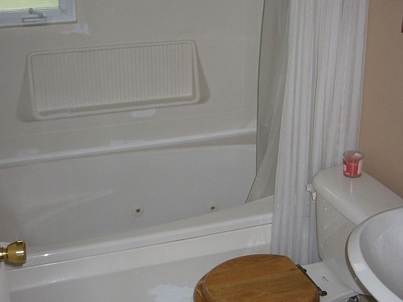 BATHROOM 2 (MAIN LEVEL)