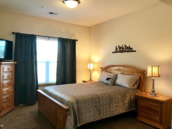 Main Bedroom Queen Size Bed