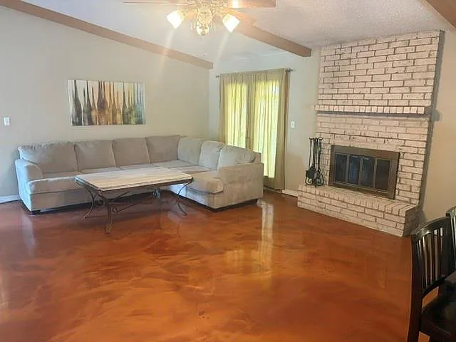 218 Tiffany St — Photo 2