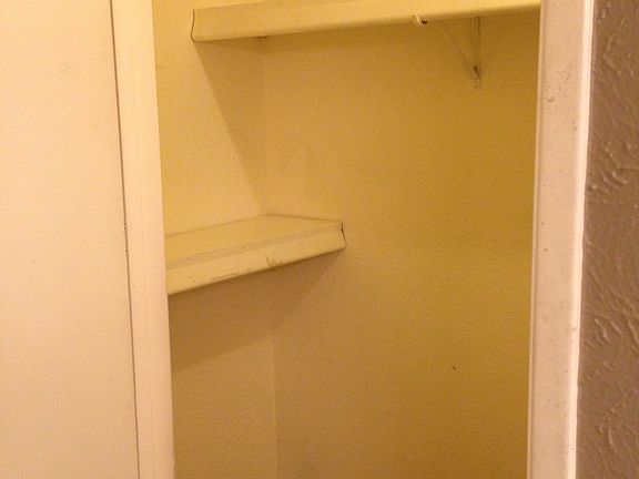 5th image of 860 Warwick Dr