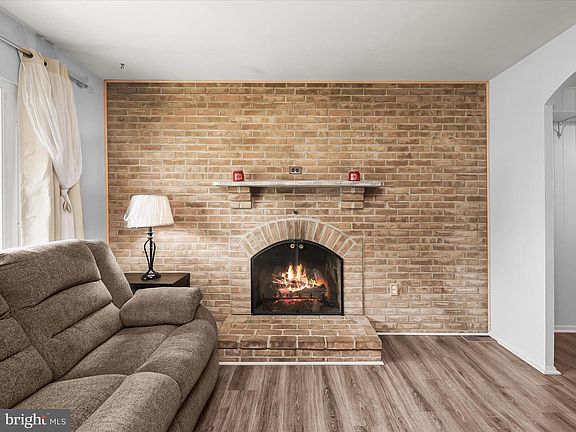 3rd image of 276 Pinoak Dr