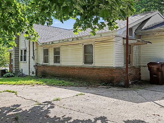 3rd image of 312 Mary St