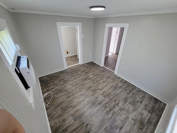 5th image of 110 Eisenhower St