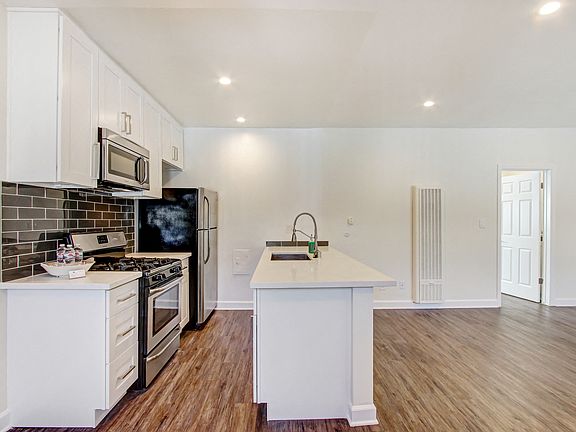 3rd image of 13464 Victory Blvd APT 107