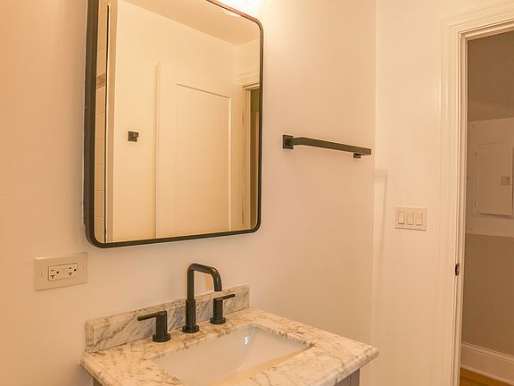 5th image of 6418 N Richmond St