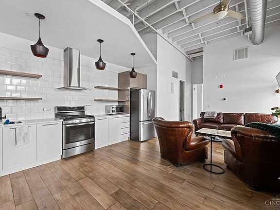 5th image of 813 Broadway St Unit 401