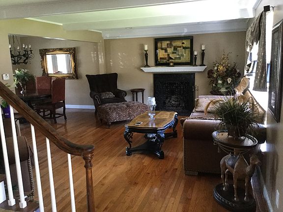 4th image of 210 Country Club Blvd