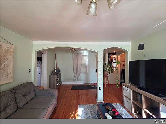 3rd image of 619 Court St