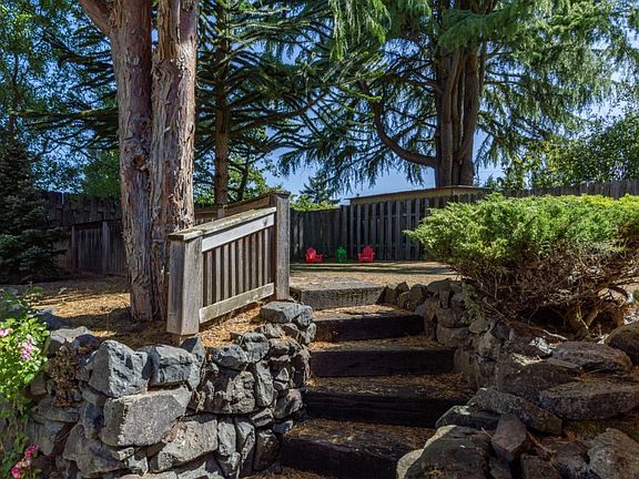 4th image of 1421 Moorlands Dr
