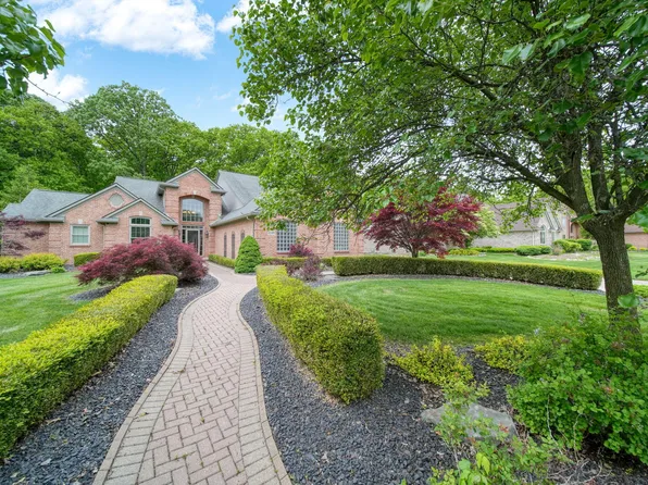 2349 River Woods Dr N, Canton, MI 48188