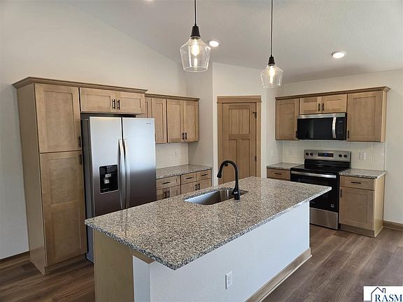 4th image of 653 Daisy Ct