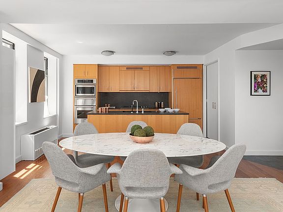5th image of 100 W 58th St APT 8D