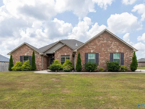 26652 Fox Cove Trl, Athens, AL 35613