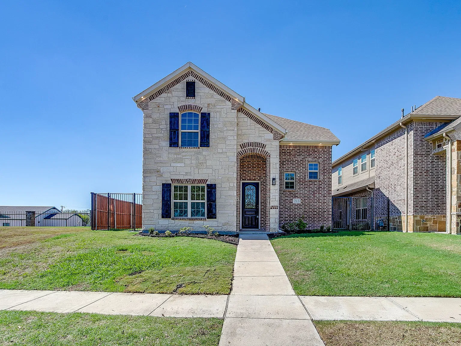 3 bed, 2.5 bath, 2812 sqft, $3,695 — Photo 1