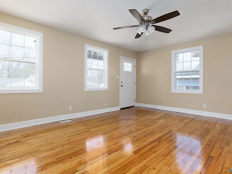 214 Richmond Dr NW — Photo 4