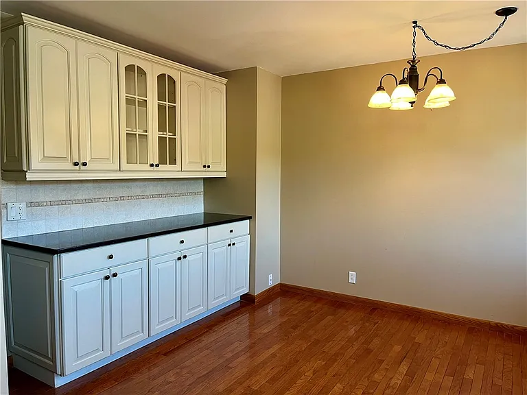 168 Surrey Hill Way — Photo 4