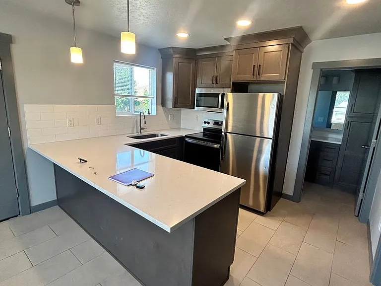 2106 S Vista Ave — Photo 6